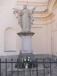 socha Ježiša pred kostolom vľavo