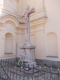 kamenný kríž vpravo pri veži