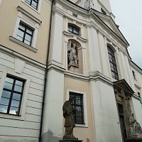 sochy pred kostolom aj v niké