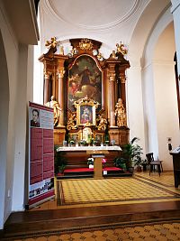 jeden z oltárov sobrazom Panny Márie Pasovskej
