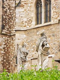sochy pri katedrále