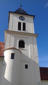 veža kostola umiestnená v zadnej časti