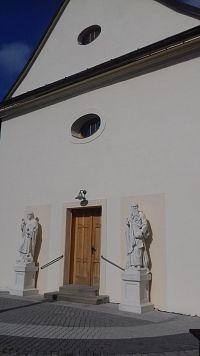 sochy pred vstupom do kostola