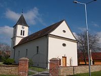 múr okolo kostola a kostol