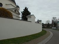 ohradný múr okolo kostola s kaplnkami krížovej cesty