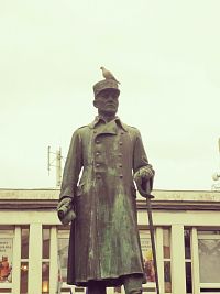 socha Štefánika z roku 1930, ozdobená o živého holuba