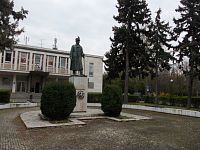 Komárno - socha M. R. Štefánika pred budovou MS