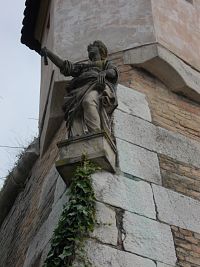 Kamenná panna s vavrínovým vencom v ruke