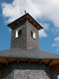zvonica so zvonom pochádzajúcim zo starej zvonice, ktorá musela ustúpiť stavbe kostola