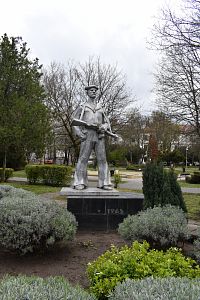 socha námorníka v parku