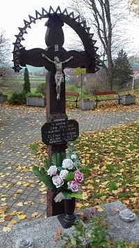 detviansky kríž na cintoríne v Moravskom Lieskovom