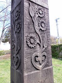 detail detvianského kríža - motív s kvetmi