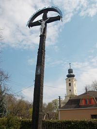 detviansky kríž a veža kostola sv.