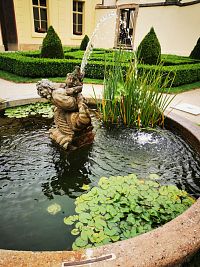 fontána Putto s drakom v dolnej časti záhrady