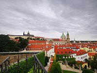 pohľad z vyhliadky na Pražský hrad a kostol sv. Mikuláša