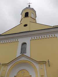 čelná stena kostola - vrchná časť s vežou