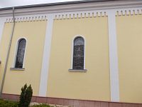 bočná stena kostola s oknami
