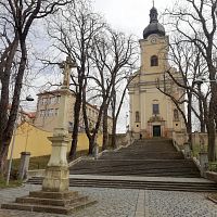 pohľad na schody vedúce ku kostolu a priečelie kostola s hlavným vstupom