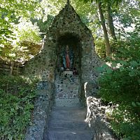 obnovená jaskynka s Pannou Máriou