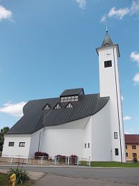 moderný kostol so štíhlou hranolovitou vežou