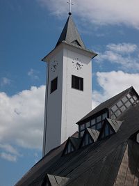 veža kostola a vyvýčený stred kostola prepúšťajúci do kostola svetlo