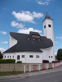 pohľad na kostol v strede obce