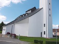 biely kostol obklopený trávnikom