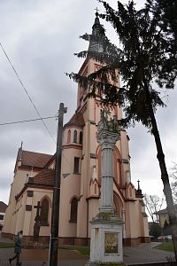 stĺp Najsvätejšej Trojice pred pekným kostolom