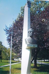 pomník ešte s bustou ( z infopanela )