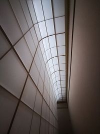 časti stropov a stien sú presklené