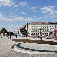 pamätník a v pozadí NGS ( Národná galéria Slovenska )