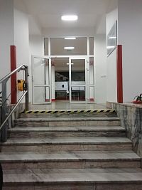 aj v "našej" škole vedie pár schodov na prízemie, v suteréne boli šatne