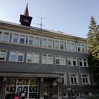 škola s priestranným vchodom a malou vežičkou