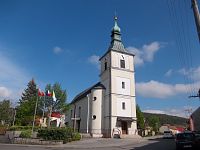 kostol sv. Kataríny leží na križovatke v centre obce