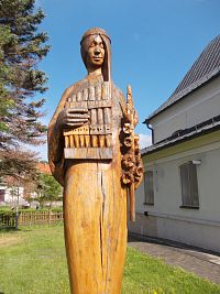 jedna z drevených sôch