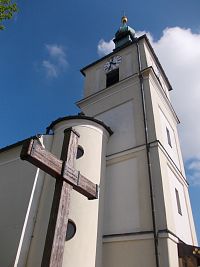 kríž a veža kostola
