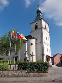 kostol sv. kataríny, pomník a drevený kríž