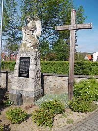 pomník s krížom pod kostolom