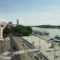 pohľad na Dunaj a ulicu pod nami z najvyššieho poschodia Premostenia