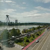 pohľad z druhej strany budovy na Dunaj, Most SNP a ulicu pod nami