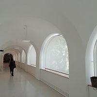 chodba galérie presvetlená veľkými zaujímavými oknami
