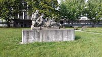 druhá socha pred sanatóriom - "Dve ženy"