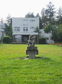 socha pred sanatóriom od V. Makovského