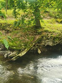 rieka a kamene