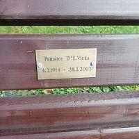 lavičky venované pamiatke E. Vlčka