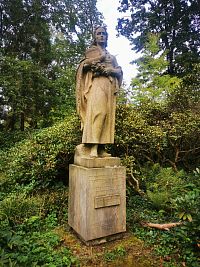 štvrtá socha - pamätník členom spolku "Humanity", ktorí zahynuli v 2.svetovej vojne
