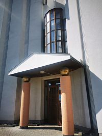 vstup do kostola s dvoma stĺpmi kruhového prierezu