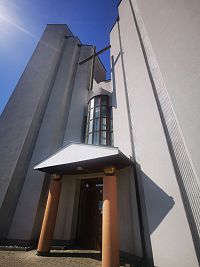 vchod do kostola medzi dvoma netradičnými vežami