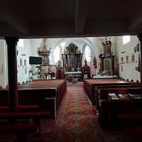 pohľad do kostola od dverí