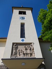 čiastočne predstavaná veža kostola
